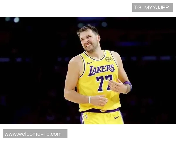 詹姆斯本赛季表现低迷球权到手立刻传给东契奇